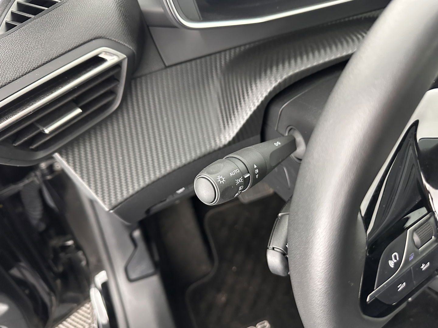 Peugeot e-208 EV Allure Pack 50 kWh [ 3-Fase ] (INCL-BTW) *1/2LEATHER | FULL-LED | DIGI-COCKPIT | CCS-FASTLOADER | KEYLESS | CAMERA | NAVI-FULLMAP | APP.CONNECT | LANE-ASSIST | DAB+ | CRUISE | SPORT-COMFORT-SEATS | 1/2-LEATHER | 16"ALU*
