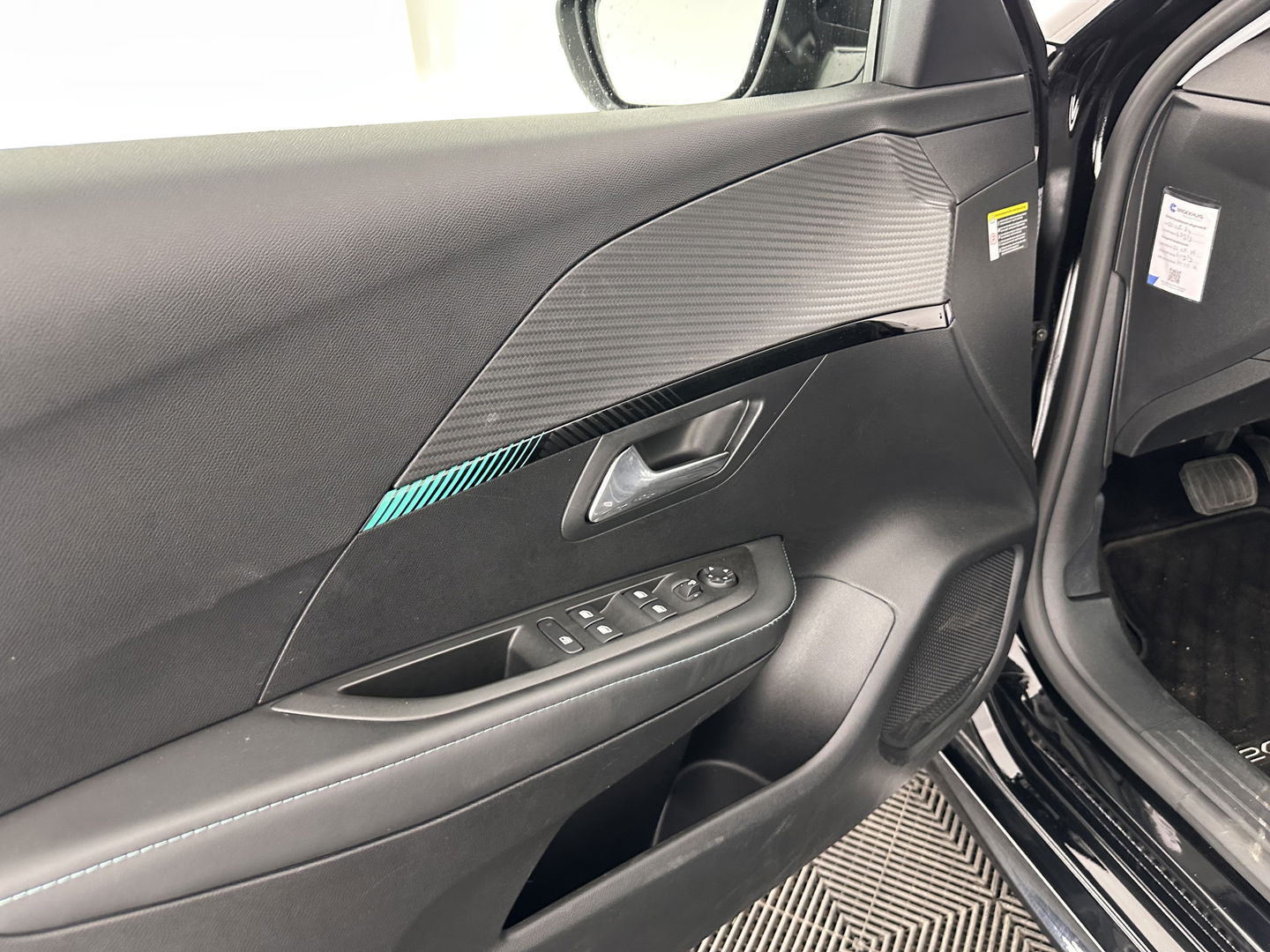 Peugeot e-208 EV Allure Pack 50 kWh [ 3-Fase ] (INCL-BTW) *1/2LEATHER | FULL-LED | DIGI-COCKPIT | CCS-FASTLOADER | KEYLESS | CAMERA | NAVI-FULLMAP | APP.CONNECT | LANE-ASSIST | DAB+ | CRUISE | SPORT-COMFORT-SEATS | 1/2-LEATHER | 16"ALU*