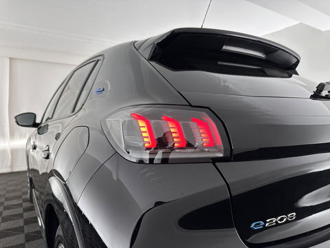 Peugeot e-208 EV Allure Pack 50 kWh [ 3-Fase ] (INCL-BTW) *1/2LEATHER | FULL-LED | DIGI-COCKPIT | CCS-FASTLOADER | KEYLESS | CAMERA | NAVI-FULLMAP | APP.CONNECT | LANE-ASSIST | DAB+ | CRUISE | SPORT-COMFORT-SEATS | 1/2-LEATHER | 16"ALU*