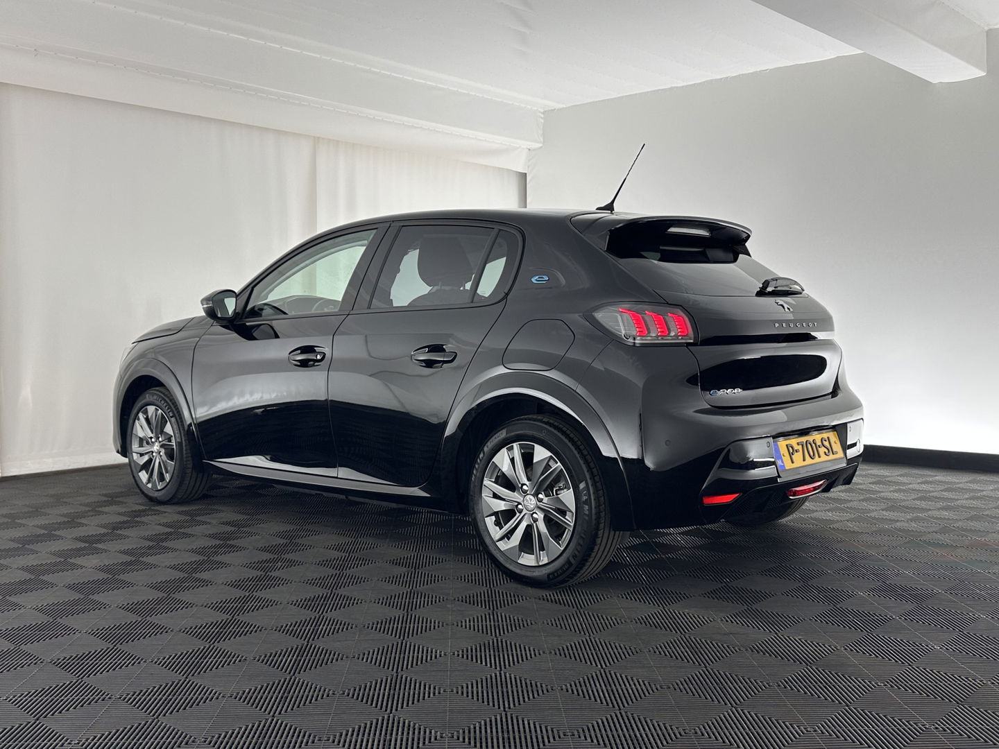 Peugeot e-208 EV Allure Pack 50 kWh [ 3-Fase ] (INCL-BTW) *1/2LEATHER | FULL-LED | DIGI-COCKPIT | CCS-FASTLOADER | KEYLESS | CAMERA | NAVI-FULLMAP | APP.CONNECT | LANE-ASSIST | DAB+ | CRUISE | SPORT-COMFORT-SEATS | 1/2-LEATHER | 16"ALU*