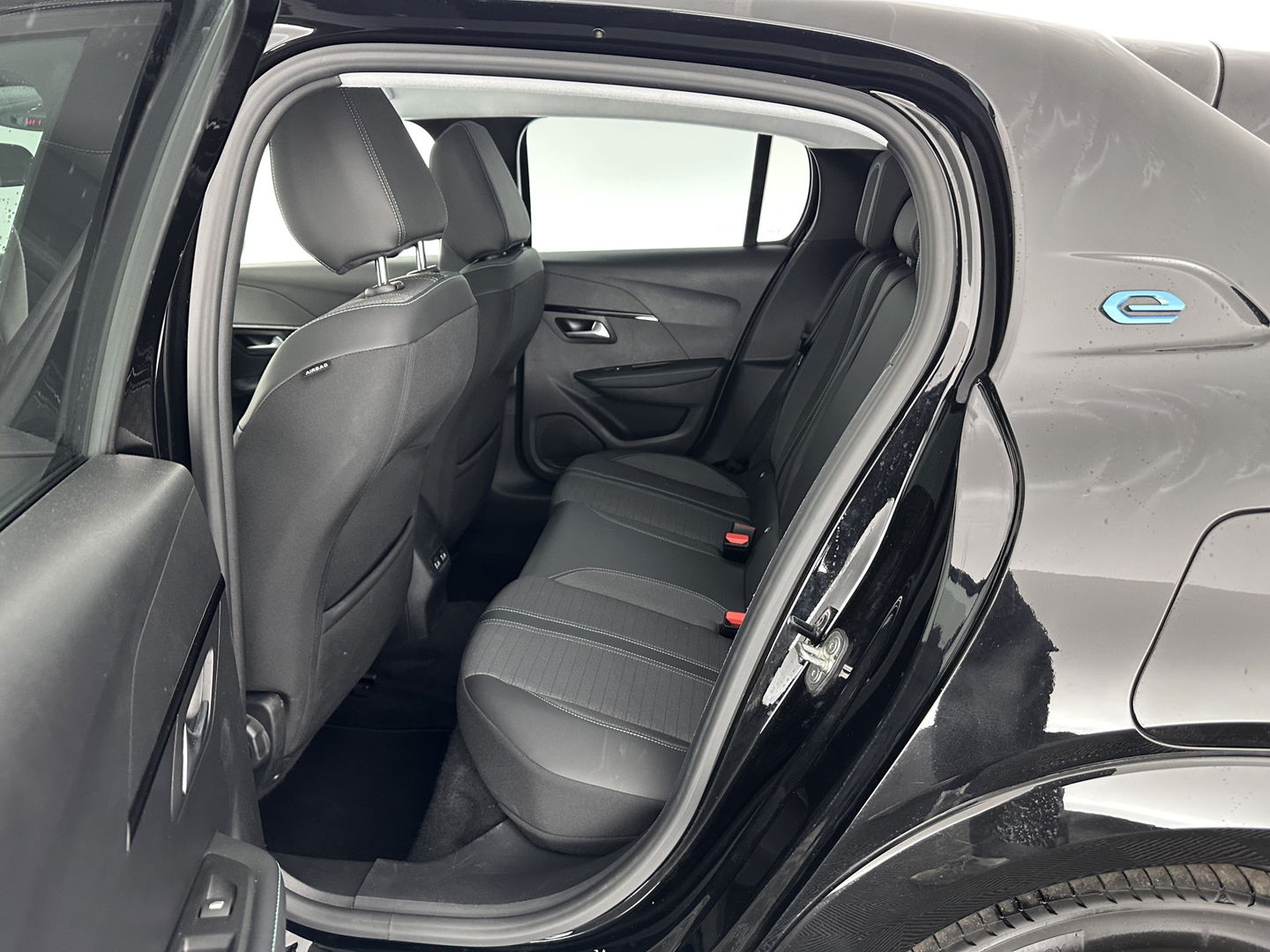 Peugeot e-208 EV Allure Pack 50 kWh [ 3-Fase ] (INCL-BTW) *1/2LEATHER | FULL-LED | DIGI-COCKPIT | CCS-FASTLOADER | KEYLESS | CAMERA | NAVI-FULLMAP | APP.CONNECT | LANE-ASSIST | DAB+ | CRUISE | SPORT-COMFORT-SEATS | 1/2-LEATHER | 16"ALU*