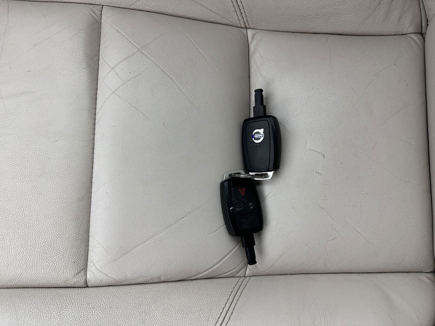 Volvo C70 Convertible 2.0D Momentum Intro Edition Aut. *LUXURY-LEATHER | BI-XENON | NAVI-FULLMAP | BLINDSPOT | HEATED-COMFORTSEATS | AIRSCARF | ECC | PDC | CRUISE | 16''ALU*