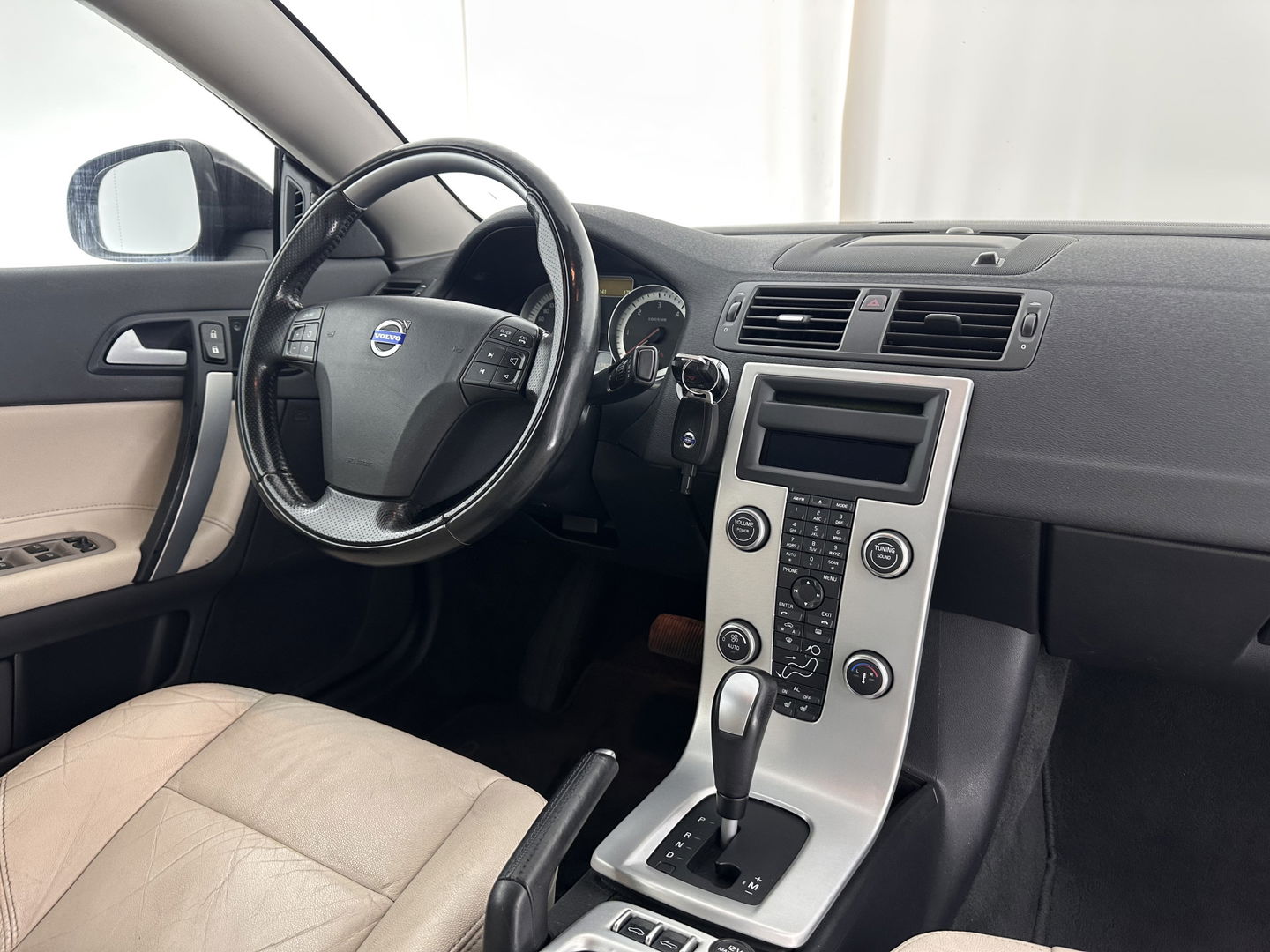 Volvo C70 Convertible 2.0D Momentum Intro Edition Aut. *LUXURY-LEATHER | BI-XENON | NAVI-FULLMAP | BLINDSPOT | HEATED-COMFORTSEATS | AIRSCARF | ECC | PDC | CRUISE | 16''ALU*