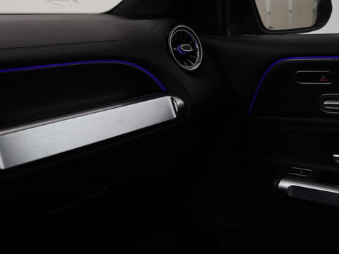 Mercedes-Benz GLB 200 Premium Plus | AMG Line | Panoramadak | Leder | Stoelverwarming | Carplay | Camera | Trekhaak | Memory | Carbon | Full LED | Navigatie | Keyless
