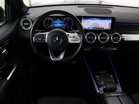 Mercedes-Benz GLB 200 Premium Plus | AMG Line | Panoramadak | Leder | Stoelverwarming | Carplay | Camera | Trekhaak | Memory | Carbon | Full LED | Navigatie | Keyless