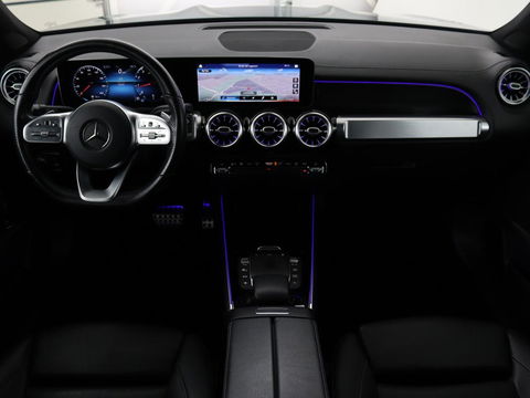 Mercedes-Benz GLB 200 Premium Plus | AMG Line | Panoramadak | Leder | Stoelverwarming | Carplay | Camera | Trekhaak | Memory | Carbon | Full LED | Navigatie | Keyless