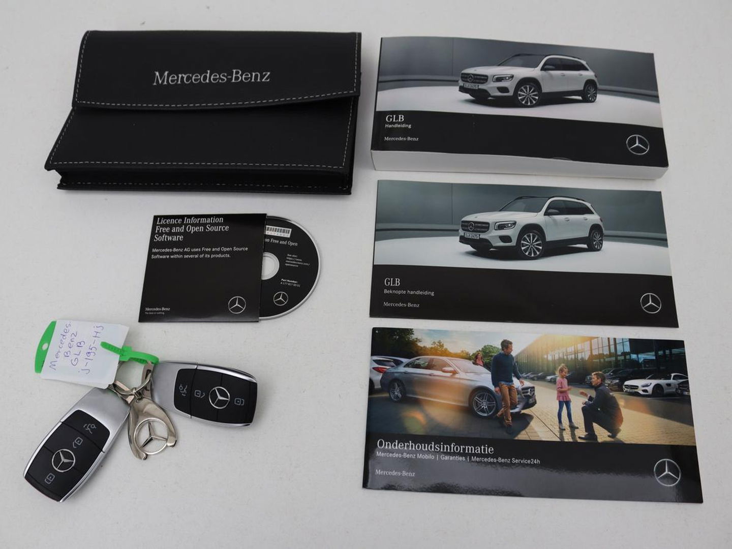 Mercedes-Benz GLB 200 Premium Plus | AMG Line | Panoramadak | Leder | Stoelverwarming | Carplay | Camera | Trekhaak | Memory | Carbon | Full LED | Navigatie | Keyless