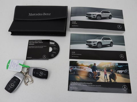 Mercedes-Benz GLB 200 Premium Plus | AMG Line | Panoramadak | Leder | Stoelverwarming | Carplay | Camera | Trekhaak | Memory | Carbon | Full LED | Navigatie | Keyless