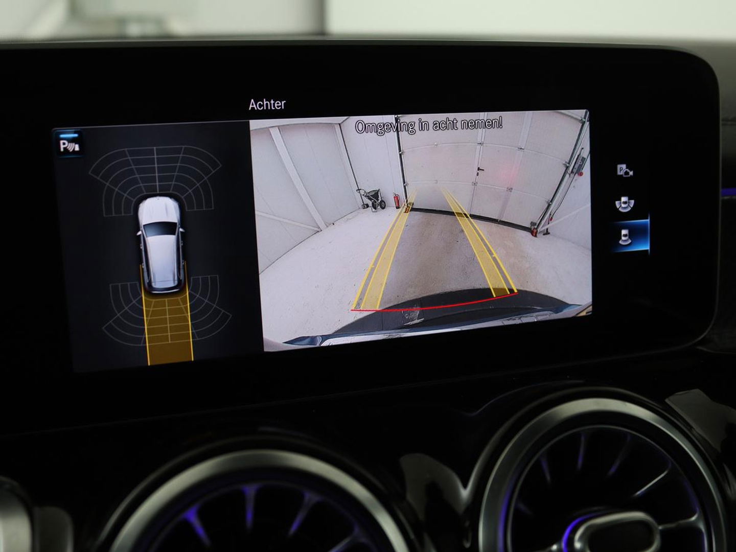 Mercedes-Benz GLB 200 Premium Plus | AMG Line | Panoramadak | Leder | Stoelverwarming | Carplay | Camera | Trekhaak | Memory | Carbon | Full LED | Navigatie | Keyless