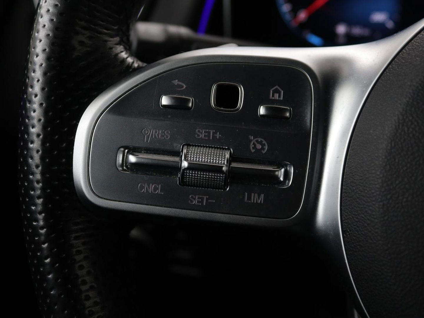 Mercedes-Benz GLB 200 Premium Plus | AMG Line | Panoramadak | Leder | Stoelverwarming | Carplay | Camera | Trekhaak | Memory | Carbon | Full LED | Navigatie | Keyless