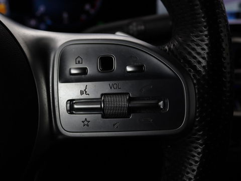 Mercedes-Benz GLB 200 Premium Plus | AMG Line | Panoramadak | Leder | Stoelverwarming | Carplay | Camera | Trekhaak | Memory | Carbon | Full LED | Navigatie | Keyless