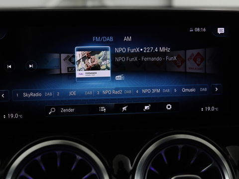 Mercedes-Benz GLB 200 Premium Plus | AMG Line | Panoramadak | Leder | Stoelverwarming | Carplay | Camera | Trekhaak | Memory | Carbon | Full LED | Navigatie | Keyless
