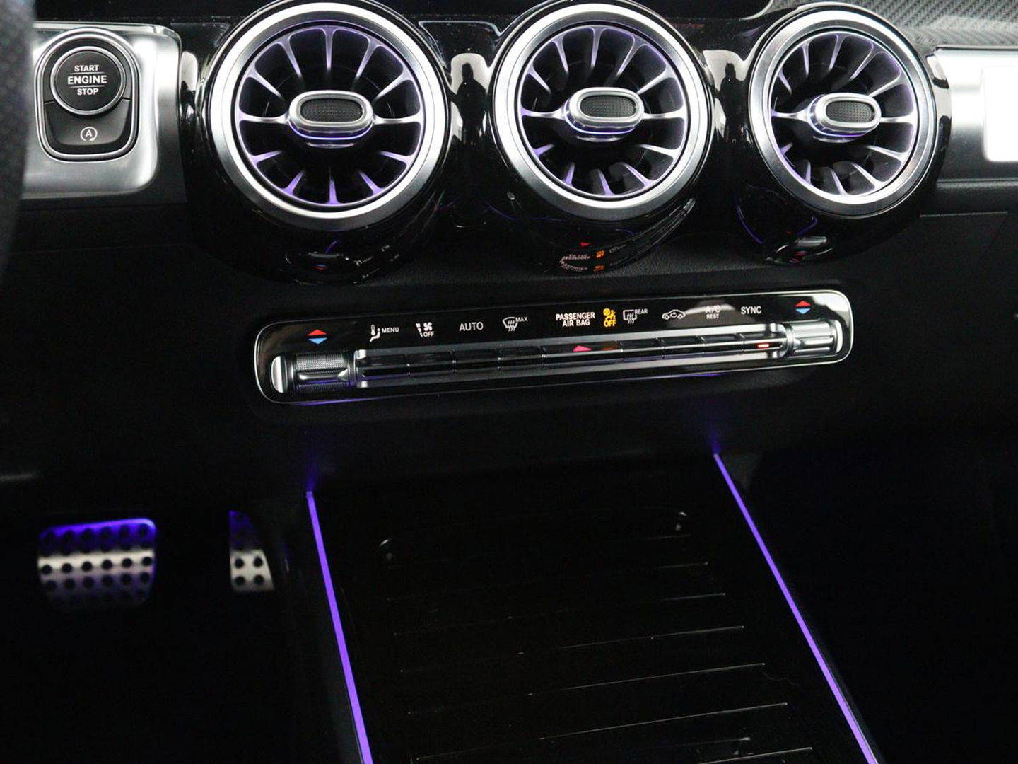 Mercedes-Benz GLB 200 Premium Plus | AMG Line | Panoramadak | Leder | Stoelverwarming | Carplay | Camera | Trekhaak | Memory | Carbon | Full LED | Navigatie | Keyless