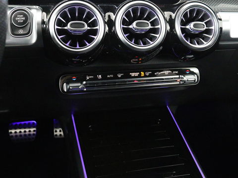 Mercedes-Benz GLB 200 Premium Plus | AMG Line | Panoramadak | Leder | Stoelverwarming | Carplay | Camera | Trekhaak | Memory | Carbon | Full LED | Navigatie | Keyless
