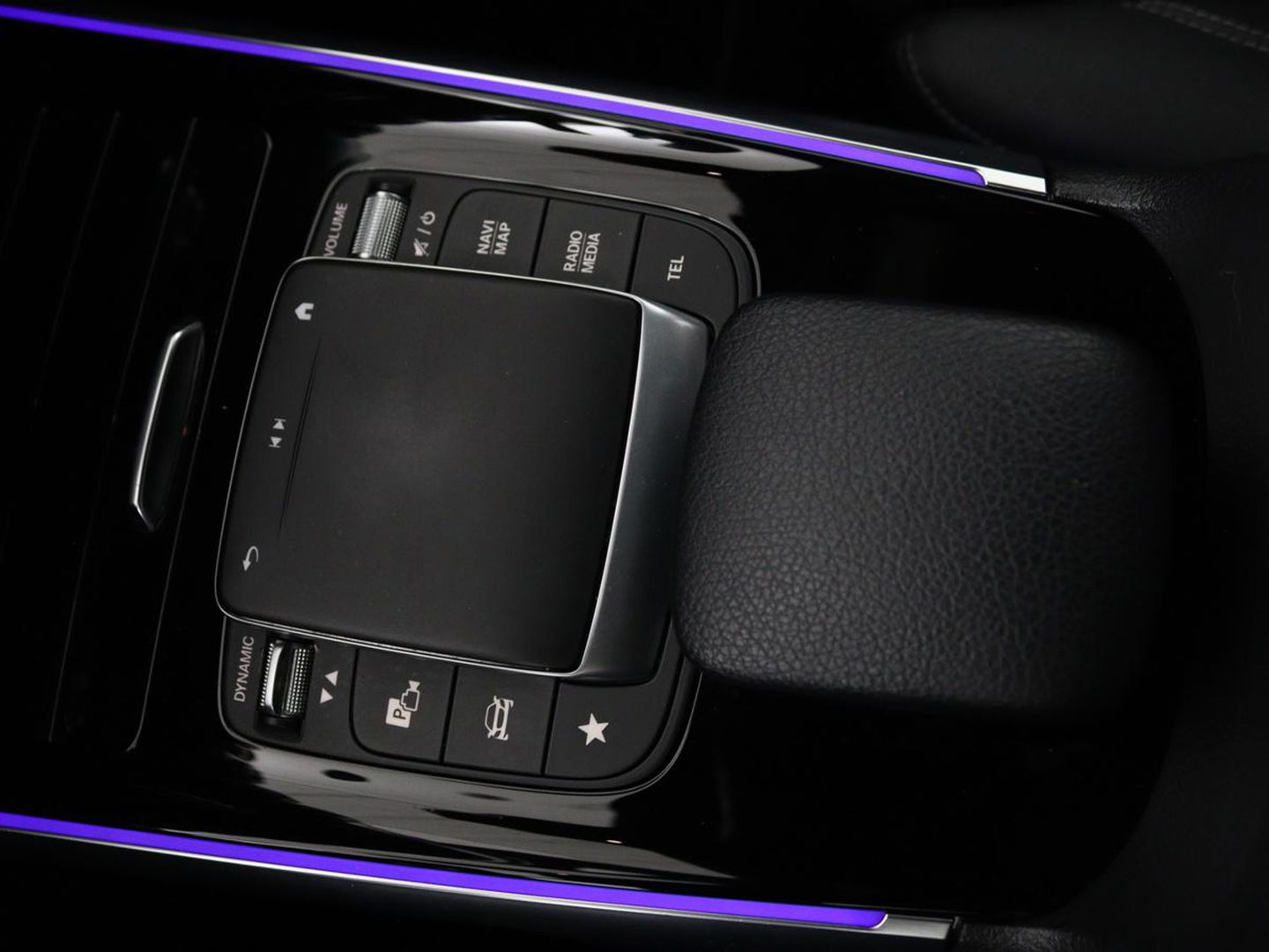 Mercedes-Benz GLB 200 Premium Plus | AMG Line | Panoramadak | Leder | Stoelverwarming | Carplay | Camera | Trekhaak | Memory | Carbon | Full LED | Navigatie | Keyless