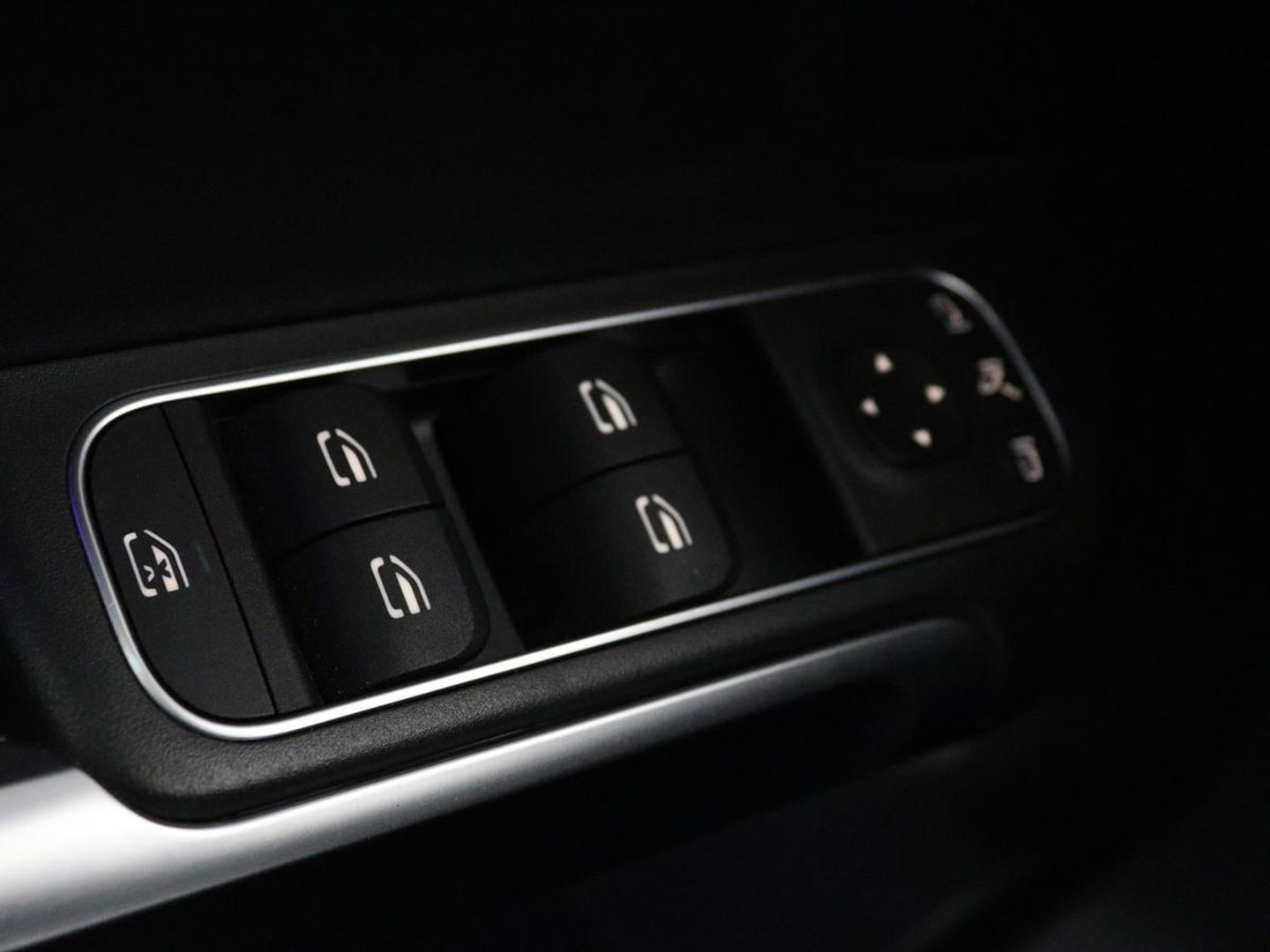 Mercedes-Benz GLB 200 Premium Plus | AMG Line | Panoramadak | Leder | Stoelverwarming | Carplay | Camera | Trekhaak | Memory | Carbon | Full LED | Navigatie | Keyless