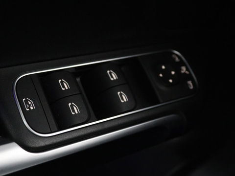 Mercedes-Benz GLB 200 Premium Plus | AMG Line | Panoramadak | Leder | Stoelverwarming | Carplay | Camera | Trekhaak | Memory | Carbon | Full LED | Navigatie | Keyless
