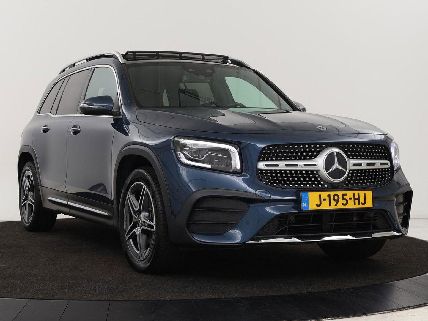 Mercedes-Benz GLB 200 Premium Plus | AMG Line | Panoramadak | Leder | Stoelverwarming | Carplay | Camera | Trekhaak | Memory | Carbon | Full LED | Navigatie | Keyless