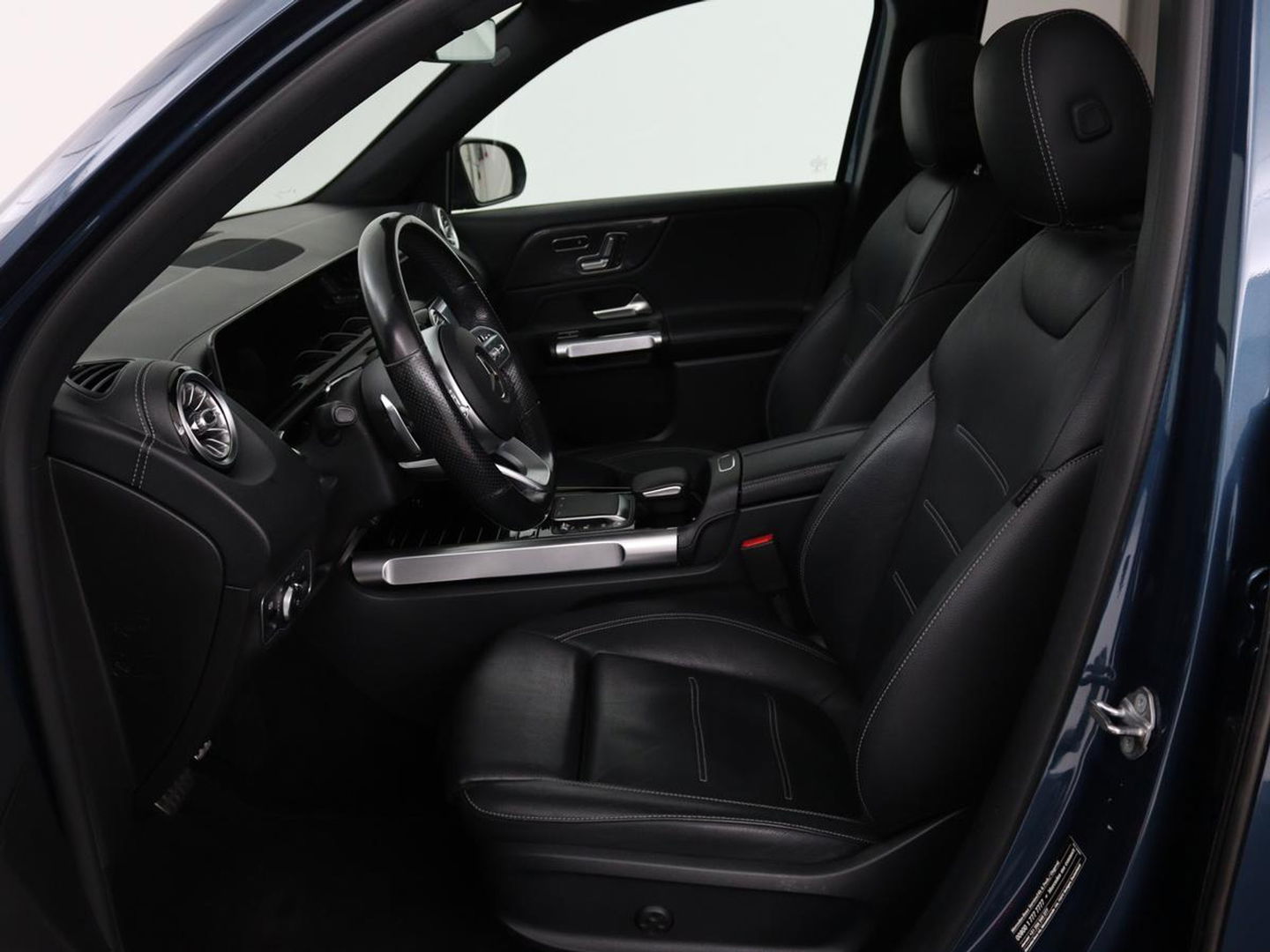 Mercedes-Benz GLB 200 Premium Plus | AMG Line | Panoramadak | Leder | Stoelverwarming | Carplay | Camera | Trekhaak | Memory | Carbon | Full LED | Navigatie | Keyless