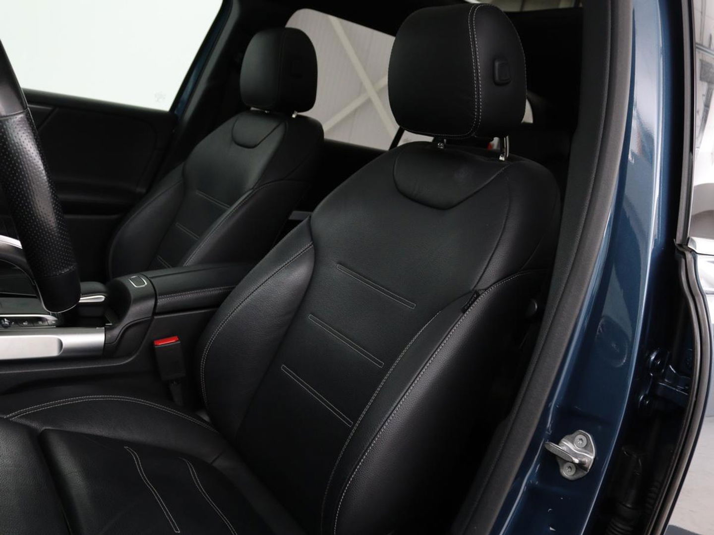 Mercedes-Benz GLB 200 Premium Plus | AMG Line | Panoramadak | Leder | Stoelverwarming | Carplay | Camera | Trekhaak | Memory | Carbon | Full LED | Navigatie | Keyless