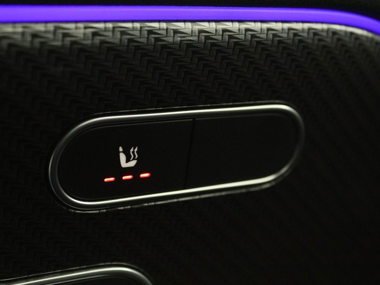 Mercedes-Benz GLB 200 Premium Plus | AMG Line | Panoramadak | Leder | Stoelverwarming | Carplay | Camera | Trekhaak | Memory | Carbon | Full LED | Navigatie | Keyless