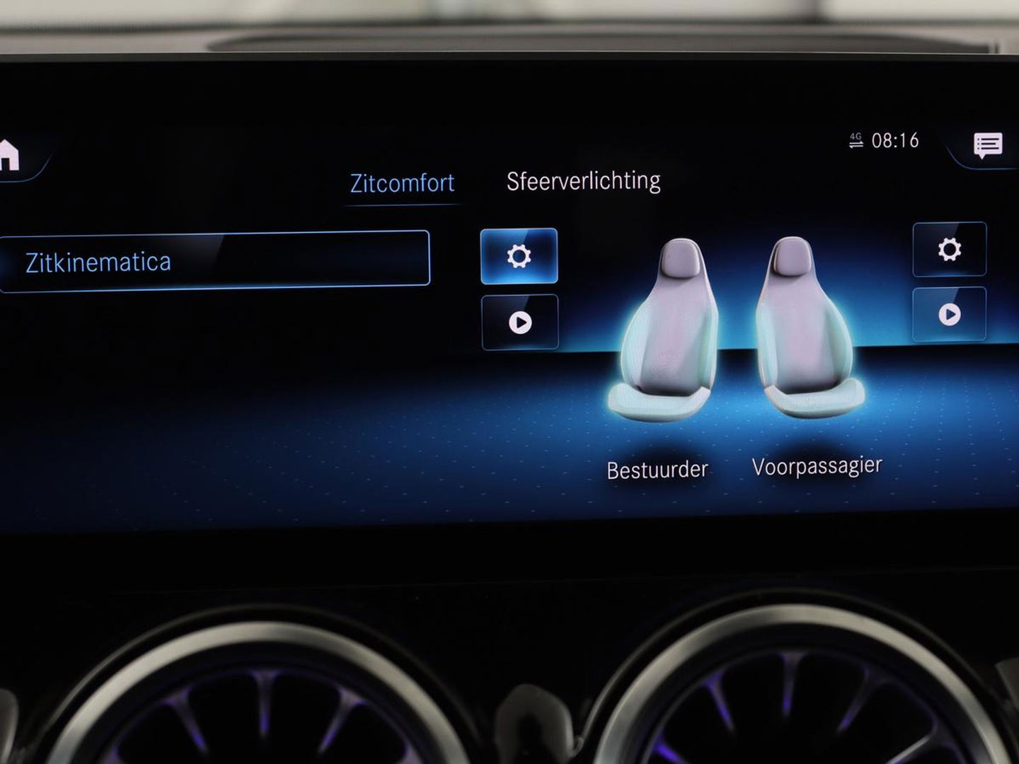 Mercedes-Benz GLB 200 Premium Plus | AMG Line | Panoramadak | Leder | Stoelverwarming | Carplay | Camera | Trekhaak | Memory | Carbon | Full LED | Navigatie | Keyless