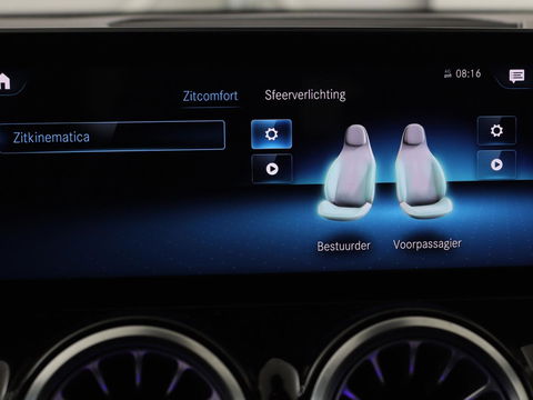 Mercedes-Benz GLB 200 Premium Plus | AMG Line | Panoramadak | Leder | Stoelverwarming | Carplay | Camera | Trekhaak | Memory | Carbon | Full LED | Navigatie | Keyless