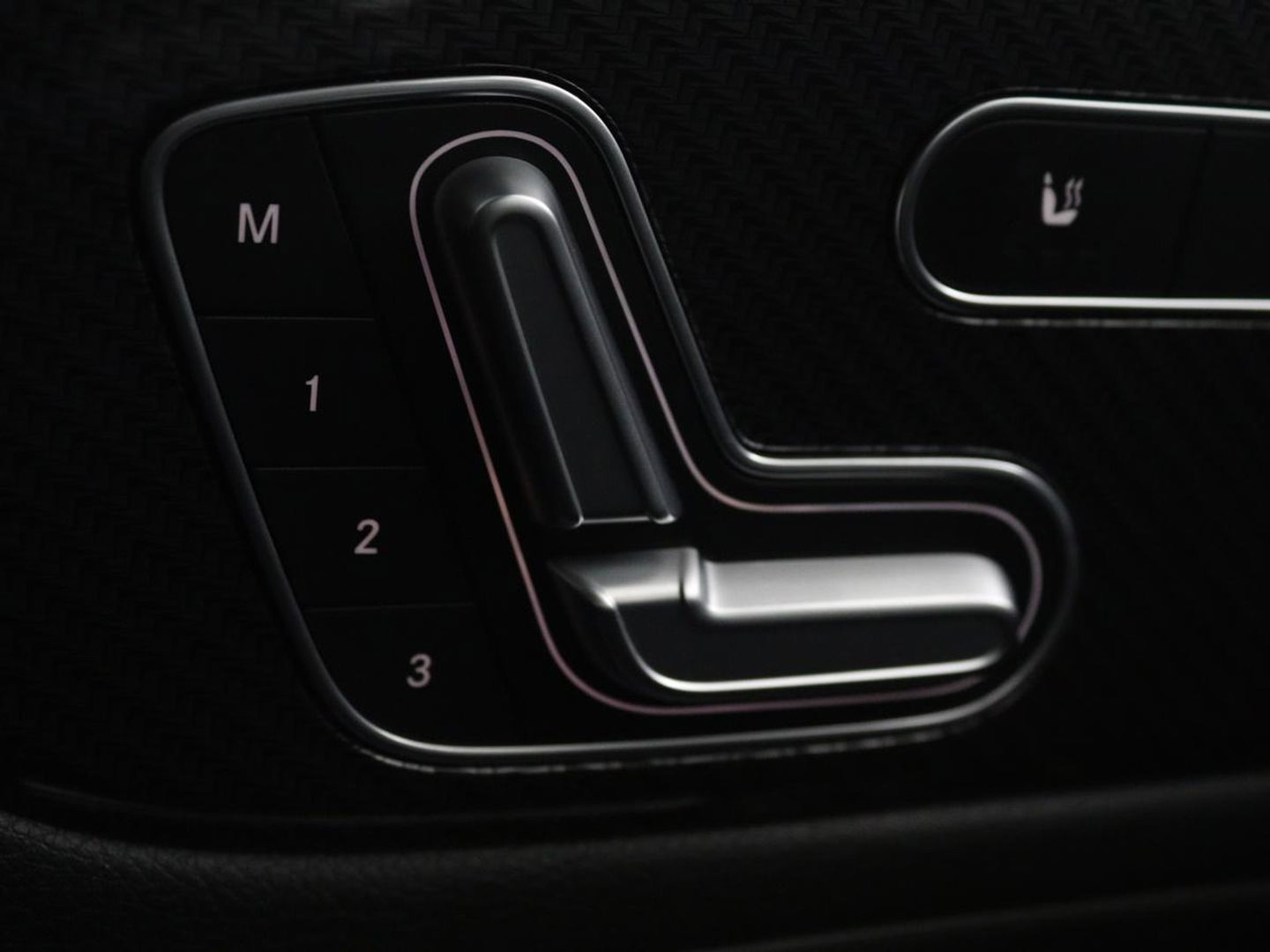 Mercedes-Benz GLB 200 Premium Plus | AMG Line | Panoramadak | Leder | Stoelverwarming | Carplay | Camera | Trekhaak | Memory | Carbon | Full LED | Navigatie | Keyless