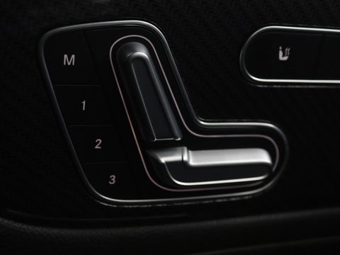 Mercedes-Benz GLB 200 Premium Plus | AMG Line | Panoramadak | Leder | Stoelverwarming | Carplay | Camera | Trekhaak | Memory | Carbon | Full LED | Navigatie | Keyless