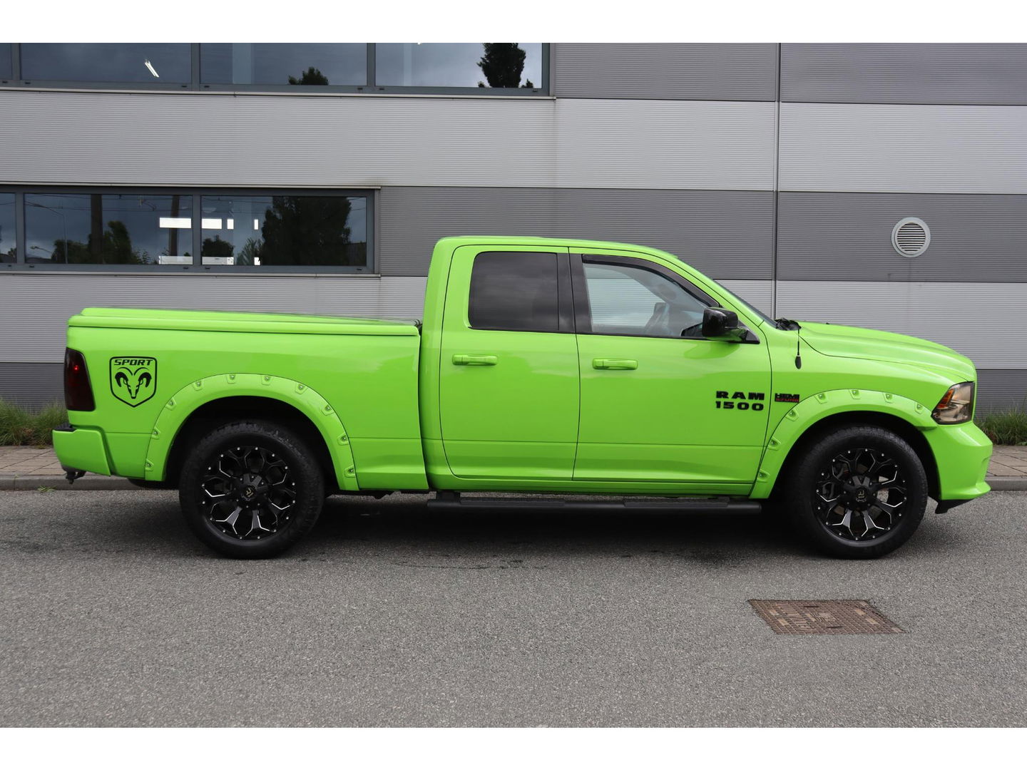 Dodge Ram 1500 5.7 V8 4x4 Quad Cab Sport | Leder | Camera | Trekhaak | 20'' | Airco | Cruise control | LPG 122 liter | LED verstraler | Bluetooth | Side-Bars