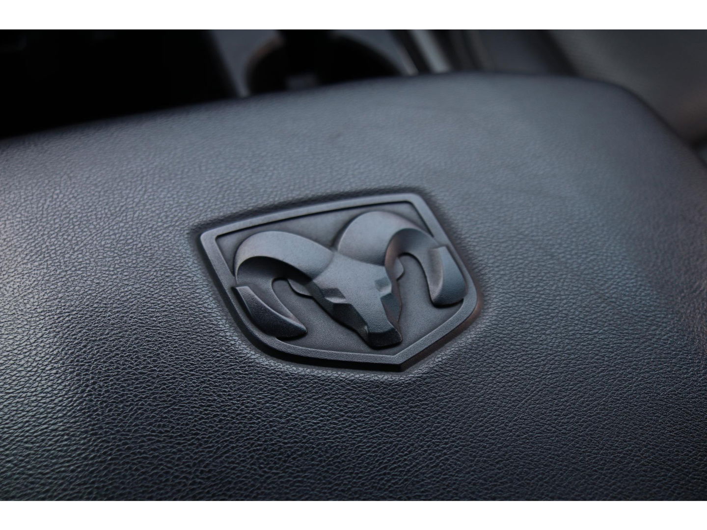 Dodge Ram 1500 5.7 V8 4x4 Quad Cab Sport | Leder | Camera | Trekhaak | 20'' | Airco | Cruise control | LPG 122 liter | LED verstraler | Bluetooth | Side-Bars