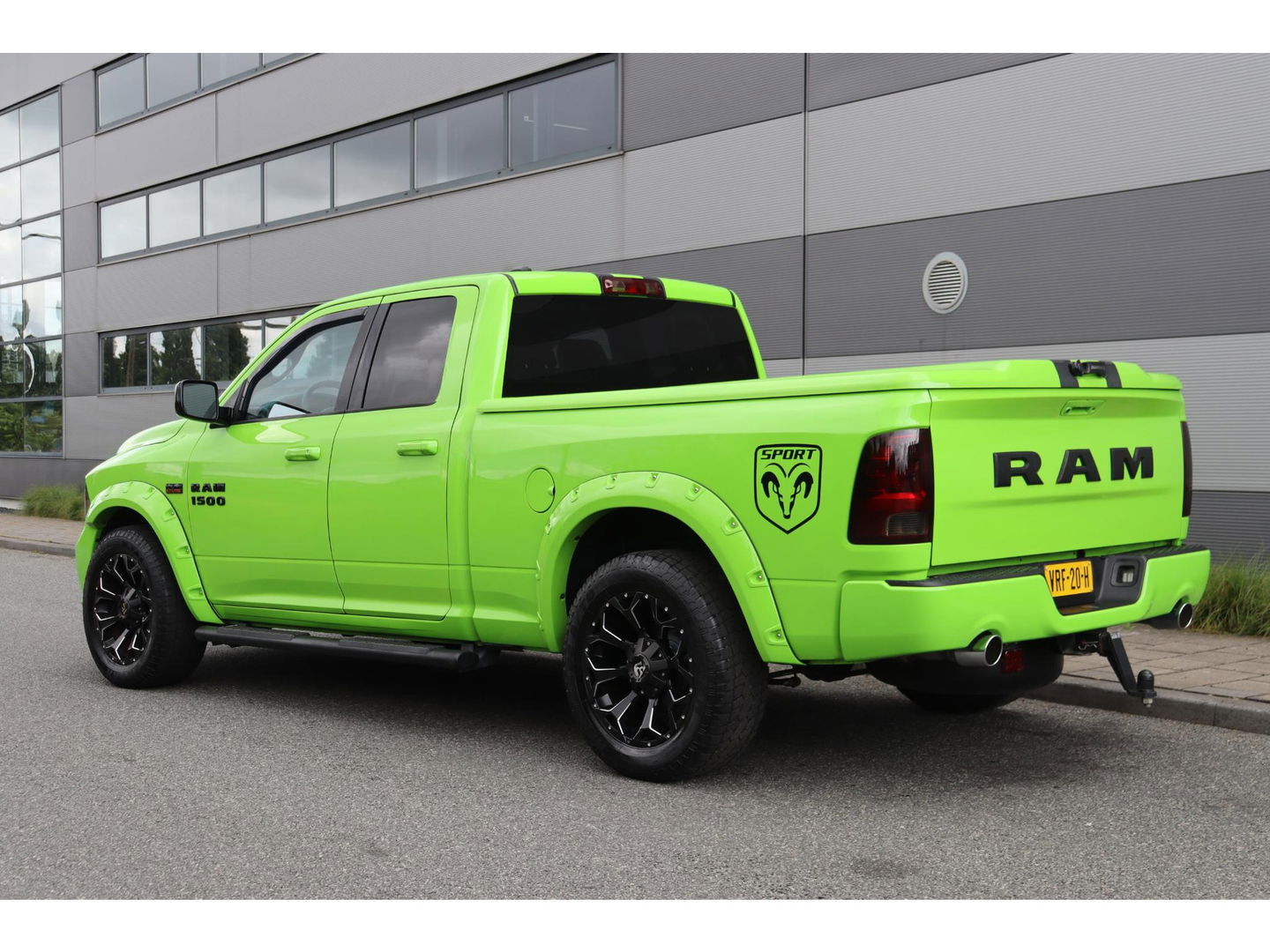 Dodge Ram 1500 5.7 V8 4x4 Quad Cab Sport | Leder | Camera | Trekhaak | 20'' | Airco | Cruise control | LPG 122 liter | LED verstraler | Bluetooth | Side-Bars