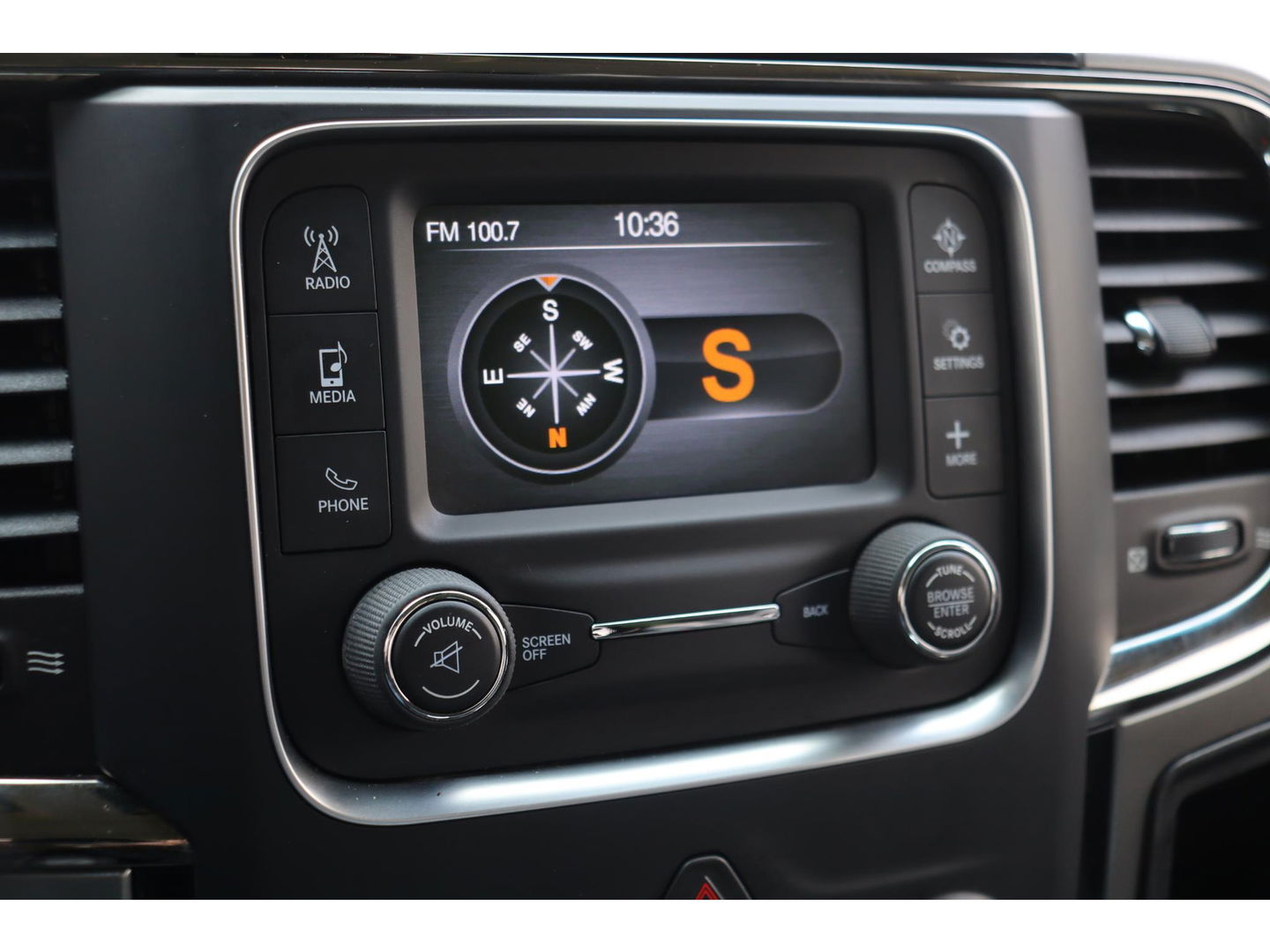 Dodge Ram 1500 5.7 V8 4x4 Quad Cab Sport | Leder | Camera | Trekhaak | 20'' | Airco | Cruise control | LPG 122 liter | LED verstraler | Bluetooth | Side-Bars