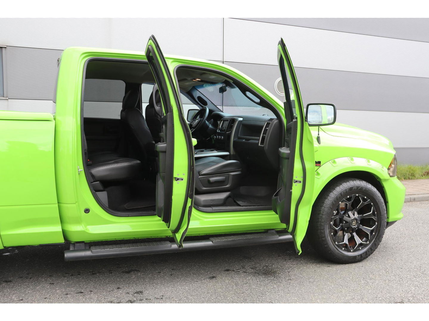 Dodge Ram 1500 5.7 V8 4x4 Quad Cab Sport | Leder | Camera | Trekhaak | 20'' | Airco | Cruise control | LPG 122 liter | LED verstraler | Bluetooth | Side-Bars