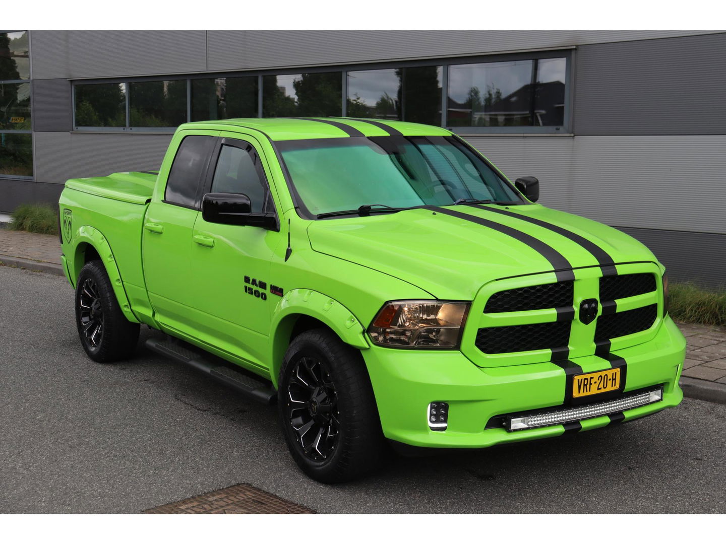 Dodge Ram 1500 5.7 V8 4x4 Quad Cab Sport | Leder | Camera | Trekhaak | 20'' | Airco | Cruise control | LPG 122 liter | LED verstraler | Bluetooth | Side-Bars