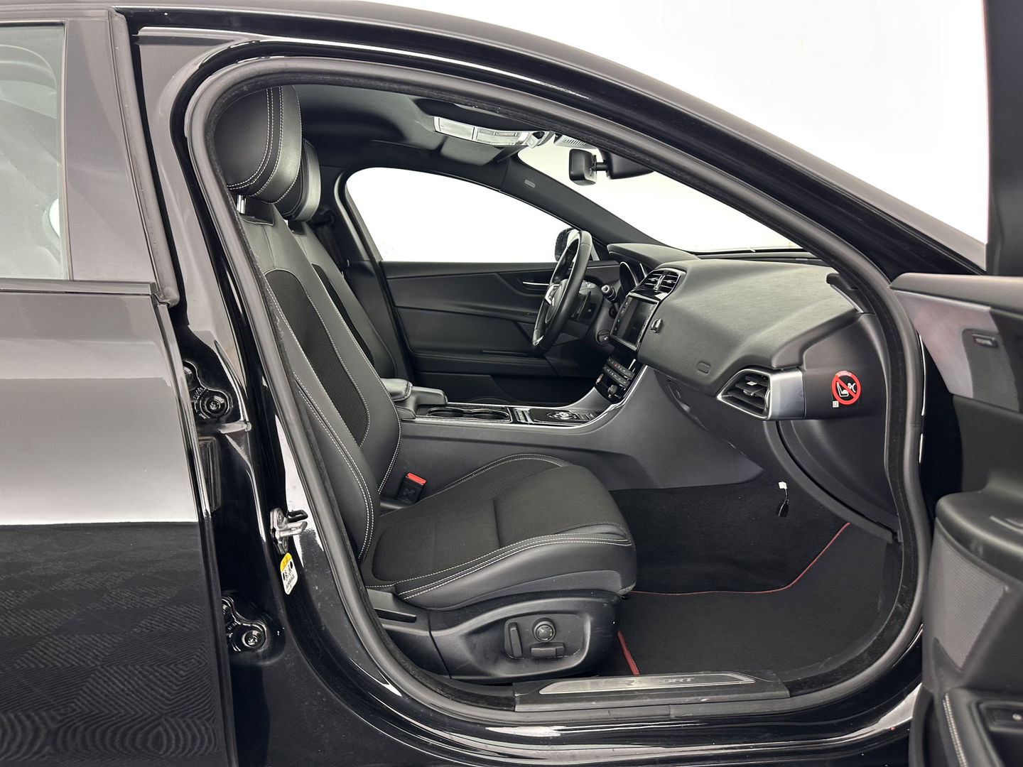 Jaguar XE 2.0 D R-Sport Aut. *1/2LEATHER | XENON | NAVI-FULLMAP | MERIDIAN-SOUND | SPORT-SEATS | CAMERA | ECC | PDC | CRUISE | 17''ALU*