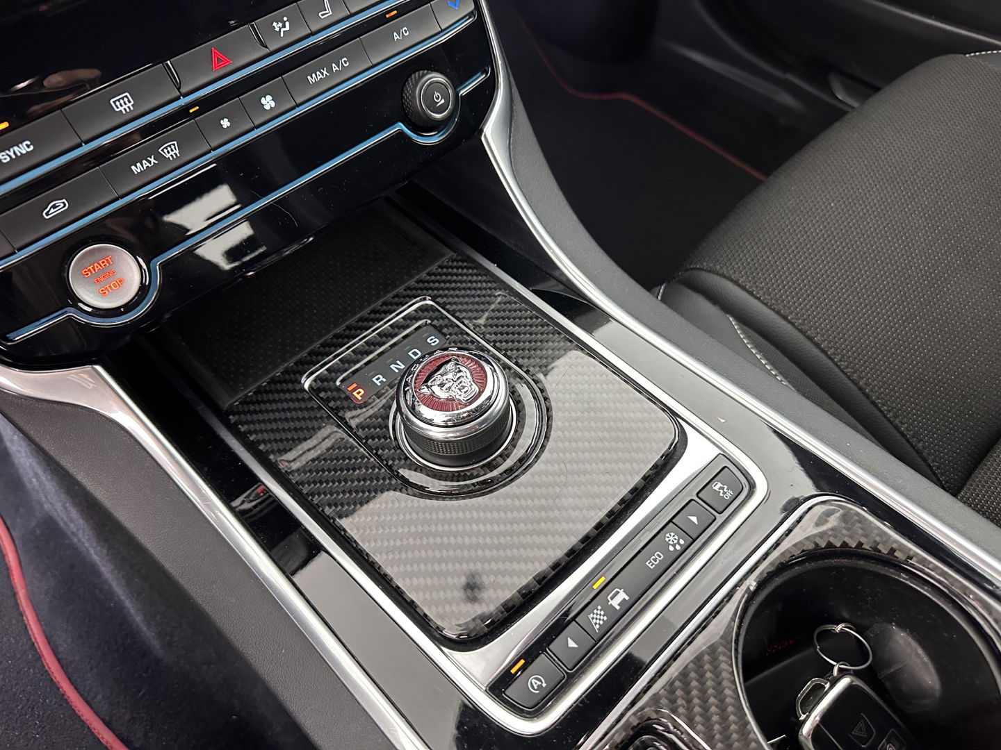 Jaguar XE 2.0 D R-Sport Aut. *1/2LEATHER | XENON | NAVI-FULLMAP | MERIDIAN-SOUND | SPORT-SEATS | CAMERA | ECC | PDC | CRUISE | 17''ALU*