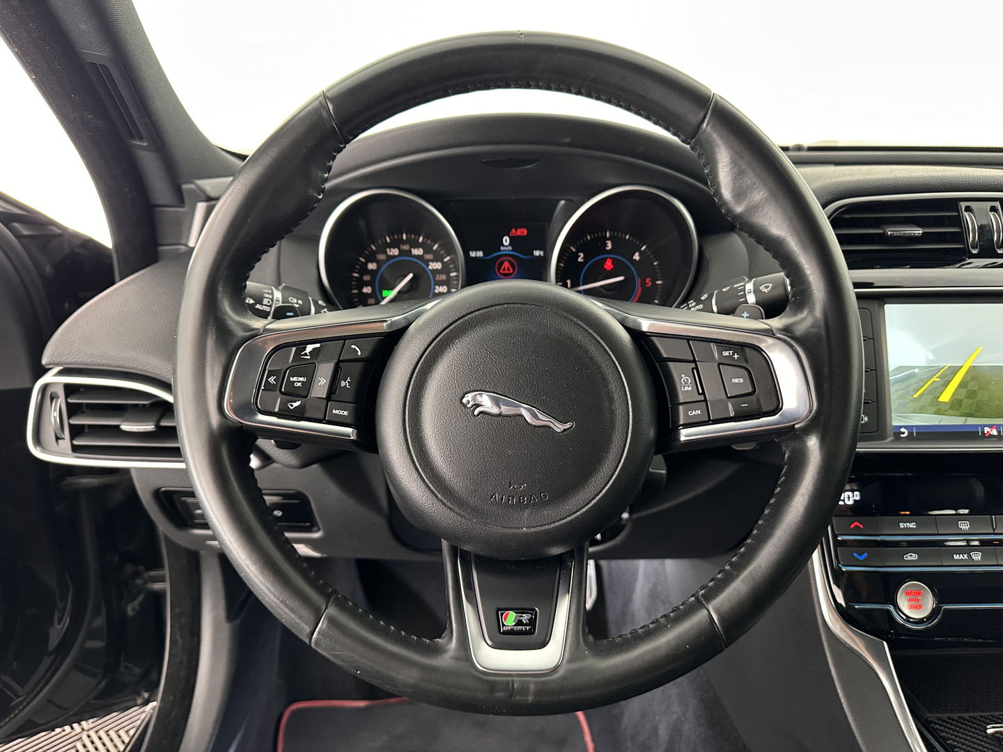 Jaguar XE 2.0 D R-Sport Aut. *1/2LEATHER | XENON | NAVI-FULLMAP | MERIDIAN-SOUND | SPORT-SEATS | CAMERA | ECC | PDC | CRUISE | 17''ALU*