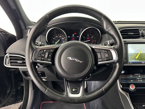 Jaguar XE 2.0 D R-Sport Aut. *1/2LEATHER | XENON | NAVI-FULLMAP | MERIDIAN-SOUND | SPORT-SEATS | CAMERA | ECC | PDC | CRUISE | 17''ALU*