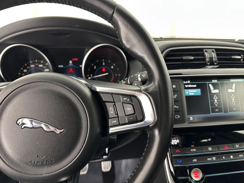 Jaguar XE 2.0 D R-Sport Aut. *1/2LEATHER | XENON | NAVI-FULLMAP | MERIDIAN-SOUND | SPORT-SEATS | CAMERA | ECC | PDC | CRUISE | 17''ALU*