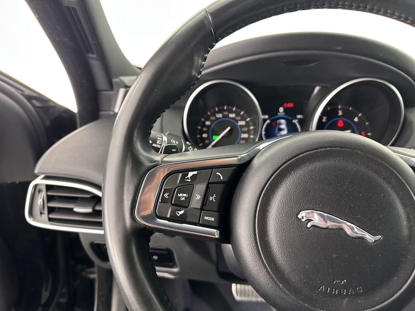 Jaguar XE 2.0 D R-Sport Aut. *1/2LEATHER | XENON | NAVI-FULLMAP | MERIDIAN-SOUND | SPORT-SEATS | CAMERA | ECC | PDC | CRUISE | 17''ALU*