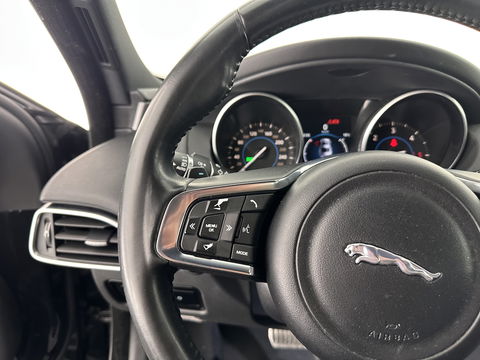 Jaguar XE 2.0 D R-Sport Aut. *1/2LEATHER | XENON | NAVI-FULLMAP | MERIDIAN-SOUND | SPORT-SEATS | CAMERA | ECC | PDC | CRUISE | 17''ALU*