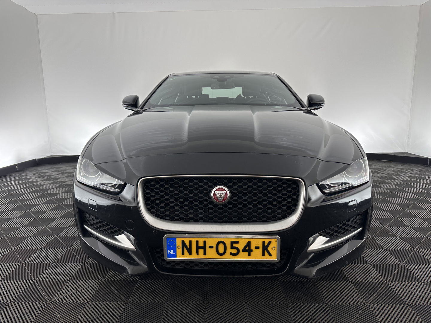 Jaguar XE 2.0 D R-Sport Aut. *1/2LEATHER | XENON | NAVI-FULLMAP | MERIDIAN-SOUND | SPORT-SEATS | CAMERA | ECC | PDC | CRUISE | 17''ALU*