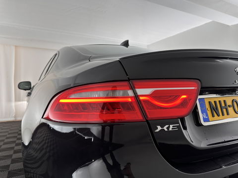 Jaguar XE 2.0 D R-Sport Aut. *1/2LEATHER | XENON | NAVI-FULLMAP | MERIDIAN-SOUND | SPORT-SEATS | CAMERA | ECC | PDC | CRUISE | 17''ALU*