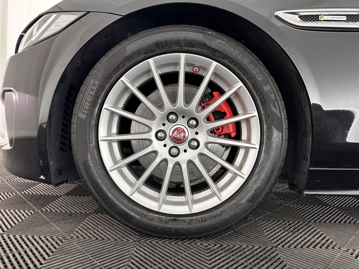 Jaguar XE 2.0 D R-Sport Aut. *1/2LEATHER | XENON | NAVI-FULLMAP | MERIDIAN-SOUND | SPORT-SEATS | CAMERA | ECC | PDC | CRUISE | 17''ALU*