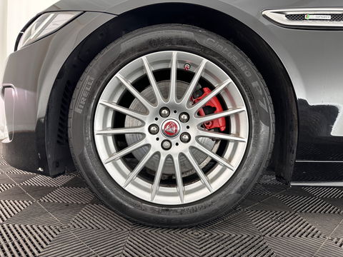 Jaguar XE 2.0 D R-Sport Aut. *1/2LEATHER | XENON | NAVI-FULLMAP | MERIDIAN-SOUND | SPORT-SEATS | CAMERA | ECC | PDC | CRUISE | 17''ALU*