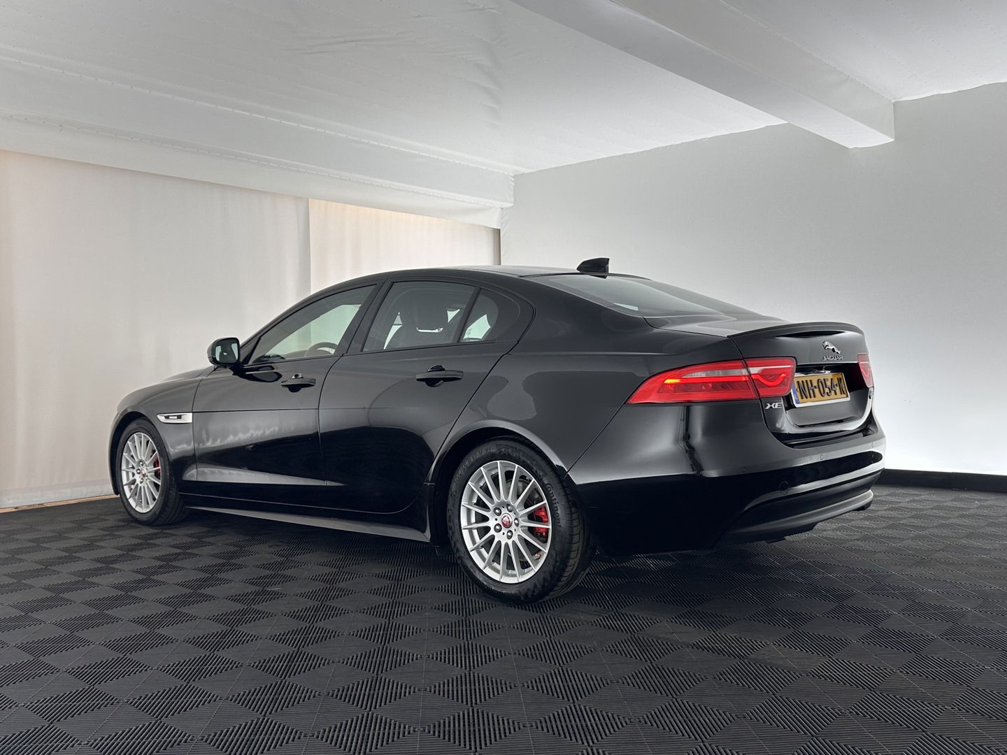 Jaguar XE 2.0 D R-Sport Aut. *1/2LEATHER | XENON | NAVI-FULLMAP | MERIDIAN-SOUND | SPORT-SEATS | CAMERA | ECC | PDC | CRUISE | 17''ALU*