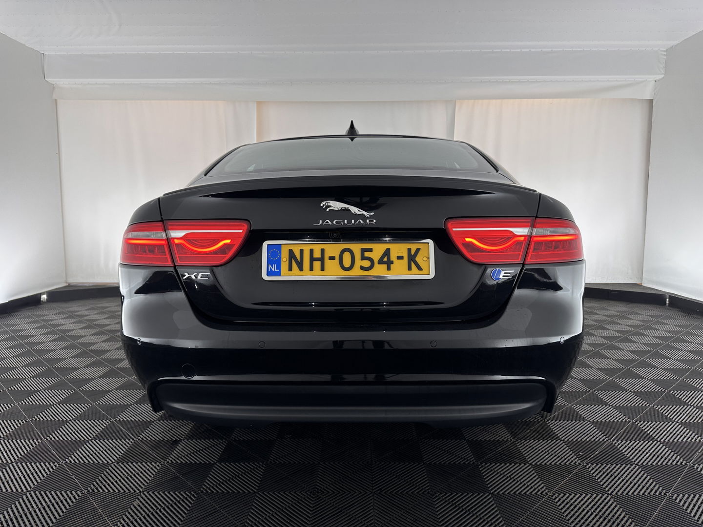 Jaguar XE 2.0 D R-Sport Aut. *1/2LEATHER | XENON | NAVI-FULLMAP | MERIDIAN-SOUND | SPORT-SEATS | CAMERA | ECC | PDC | CRUISE | 17''ALU*