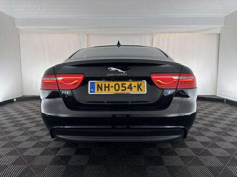 Jaguar XE 2.0 D R-Sport Aut. *1/2LEATHER | XENON | NAVI-FULLMAP | MERIDIAN-SOUND | SPORT-SEATS | CAMERA | ECC | PDC | CRUISE | 17''ALU*