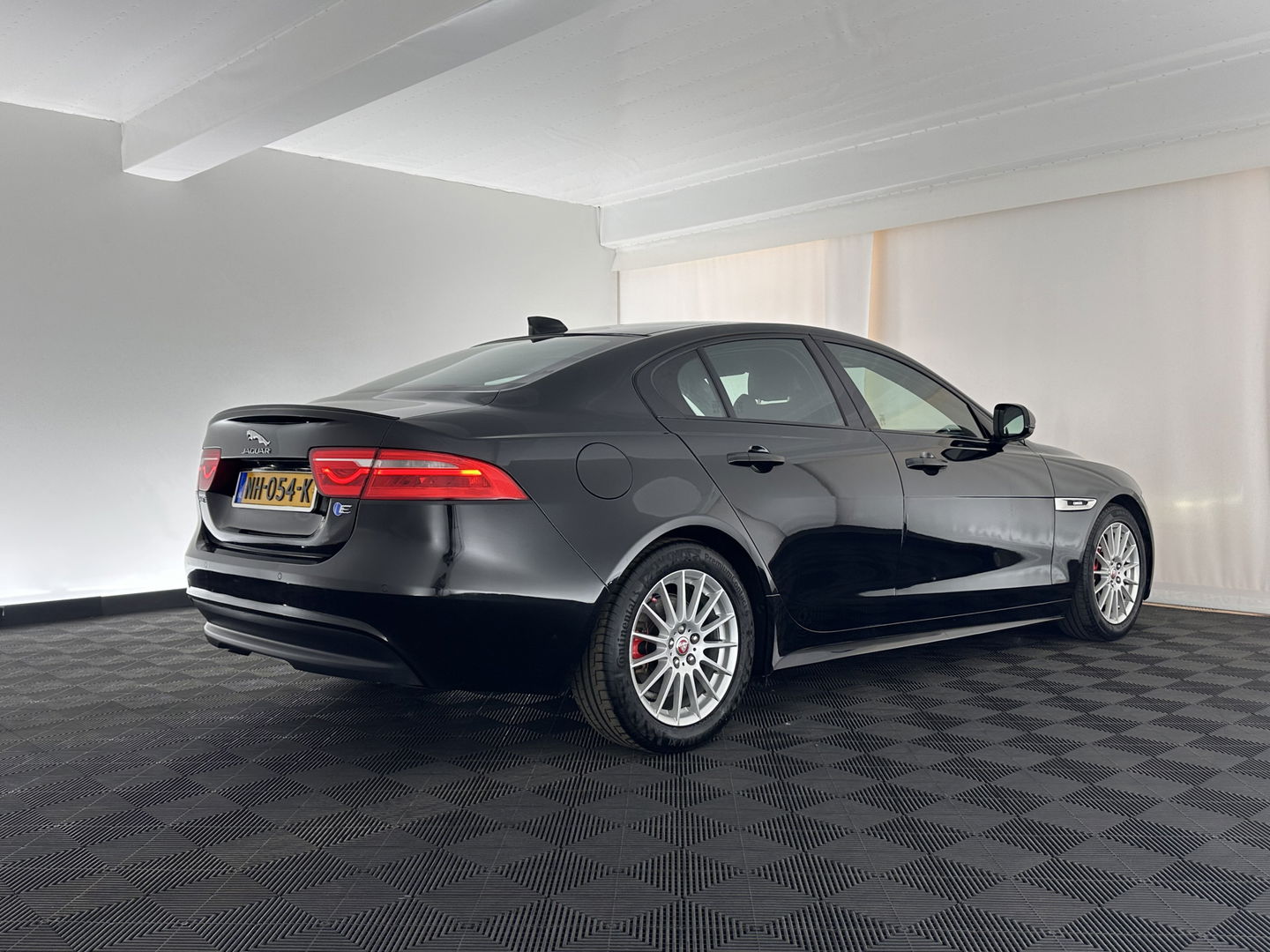 Jaguar XE 2.0 D R-Sport Aut. *1/2LEATHER | XENON | NAVI-FULLMAP | MERIDIAN-SOUND | SPORT-SEATS | CAMERA | ECC | PDC | CRUISE | 17''ALU*